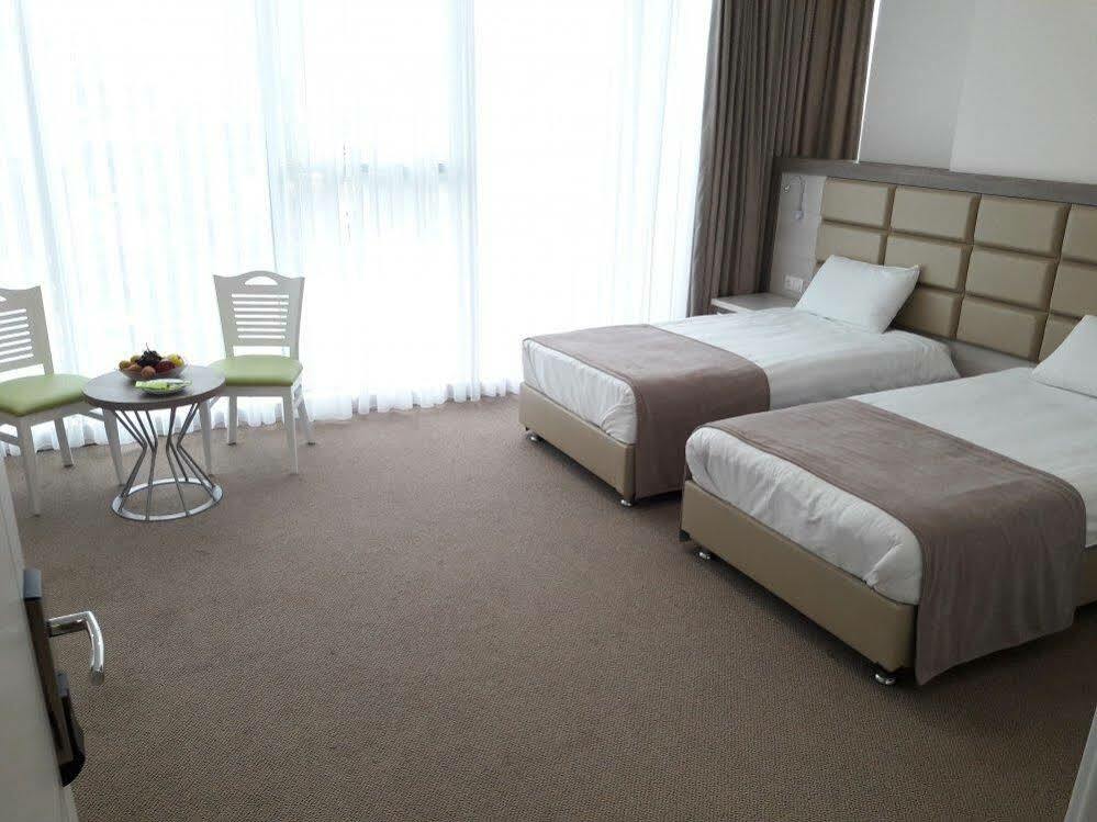 Hotel Green Glass Batoumi Extérieur photo